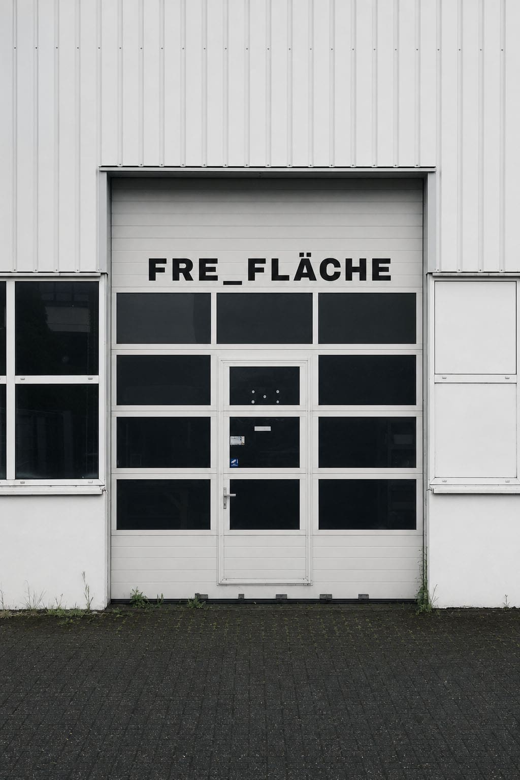 FRE_FLÄCHE 402 — Rolltor mit Logo und Außenfläche